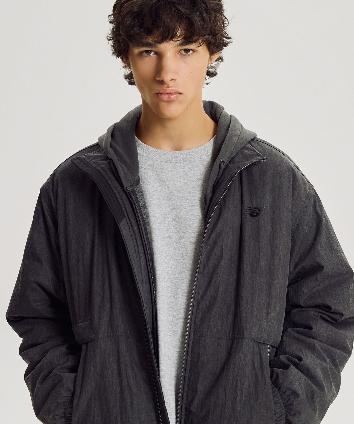 뉴발란스(NEW BALANCE) NBNQG41923 / UNI 헤리티지 스텐드넥 패딩 자켓 (A/CHARCOAL)