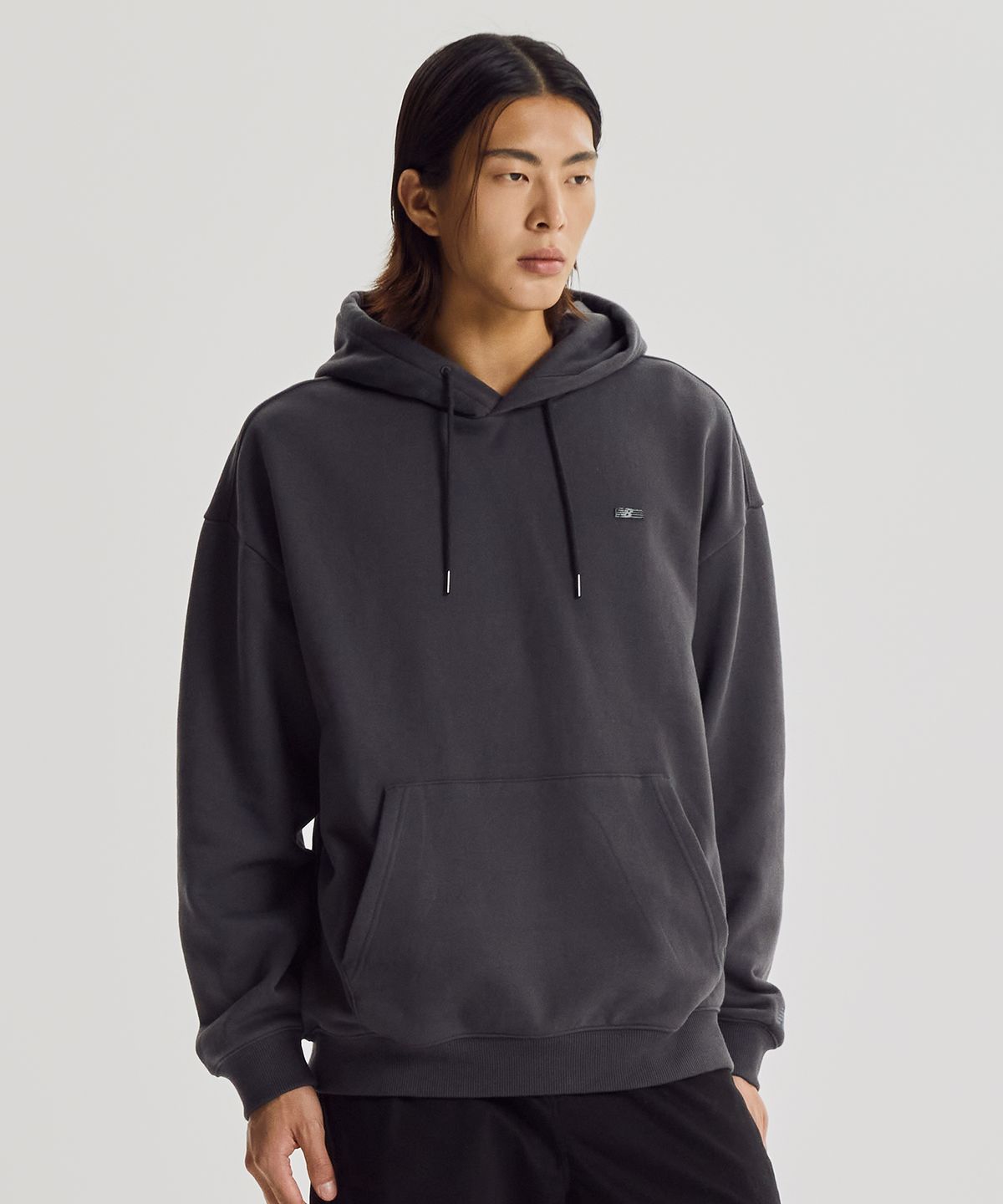 뉴발란스(NEW BALANCE) NBN0G41053 / UNI NEW GREY 레터링 기모 후드티 (CHARCOAL)