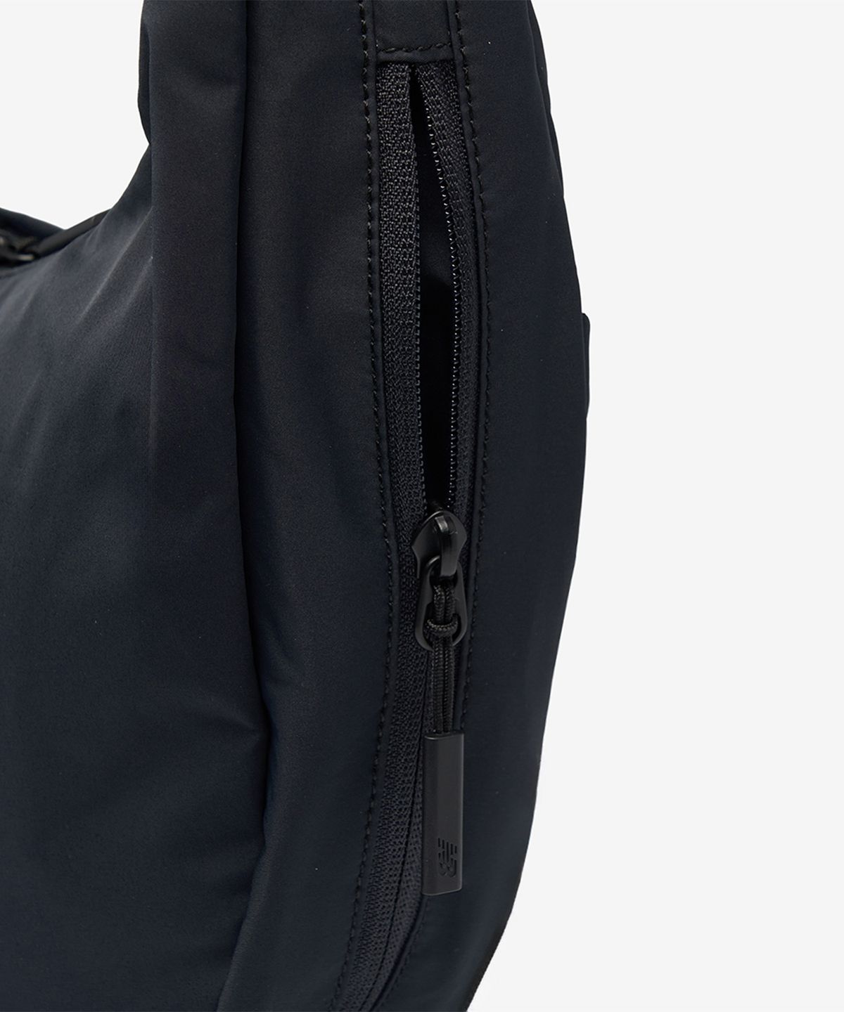 뉴발란스(NEW BALANCE) NBGCGF2203 / 우먼스 에센셜 호보크로스백 (BLACK)