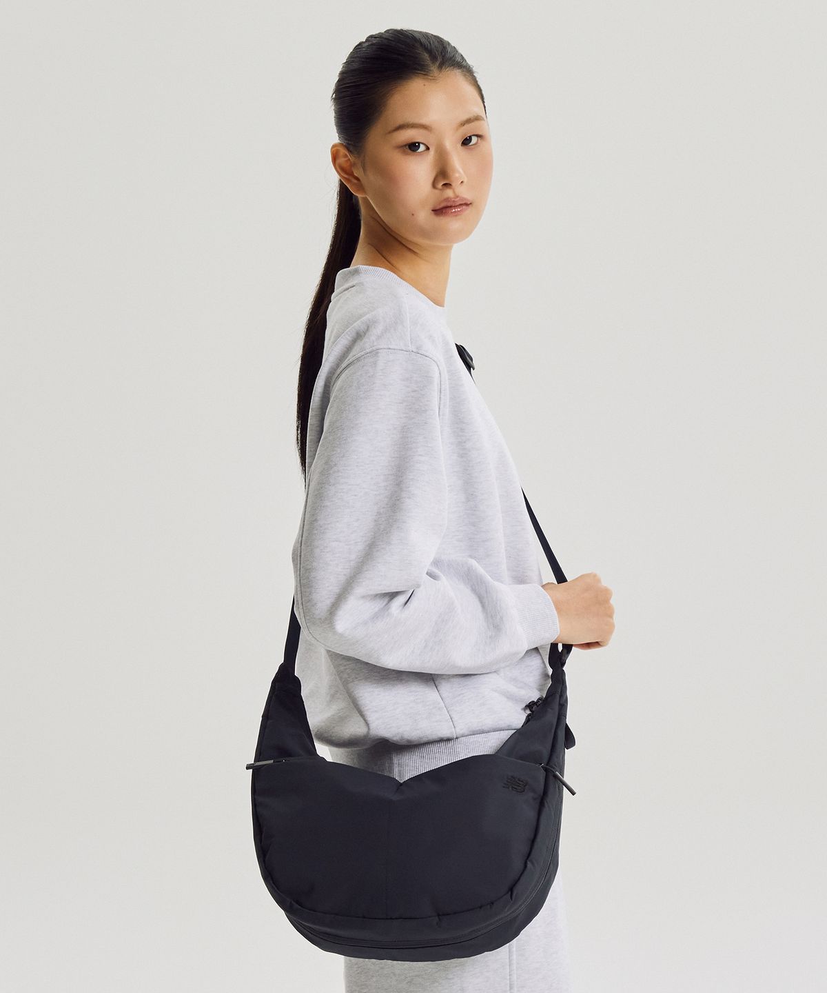 뉴발란스(NEW BALANCE) NBGCGF2203 / 우먼스 에센셜 호보크로스백 (BLACK)
