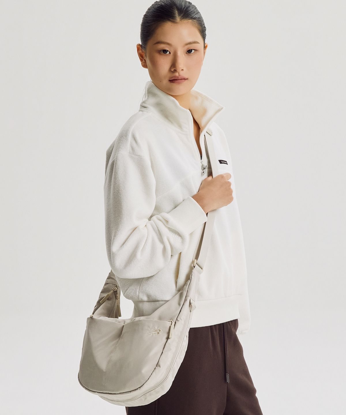 뉴발란스(NEW BALANCE) NBGCGF2203 / 우먼스 에센셜 호보크로스백 (BEIGE)