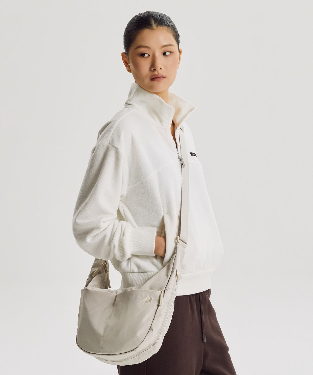 뉴발란스(NEW BALANCE) NBGCGF2203 / 우먼스 에센셜 호보크로스백 (BEIGE)