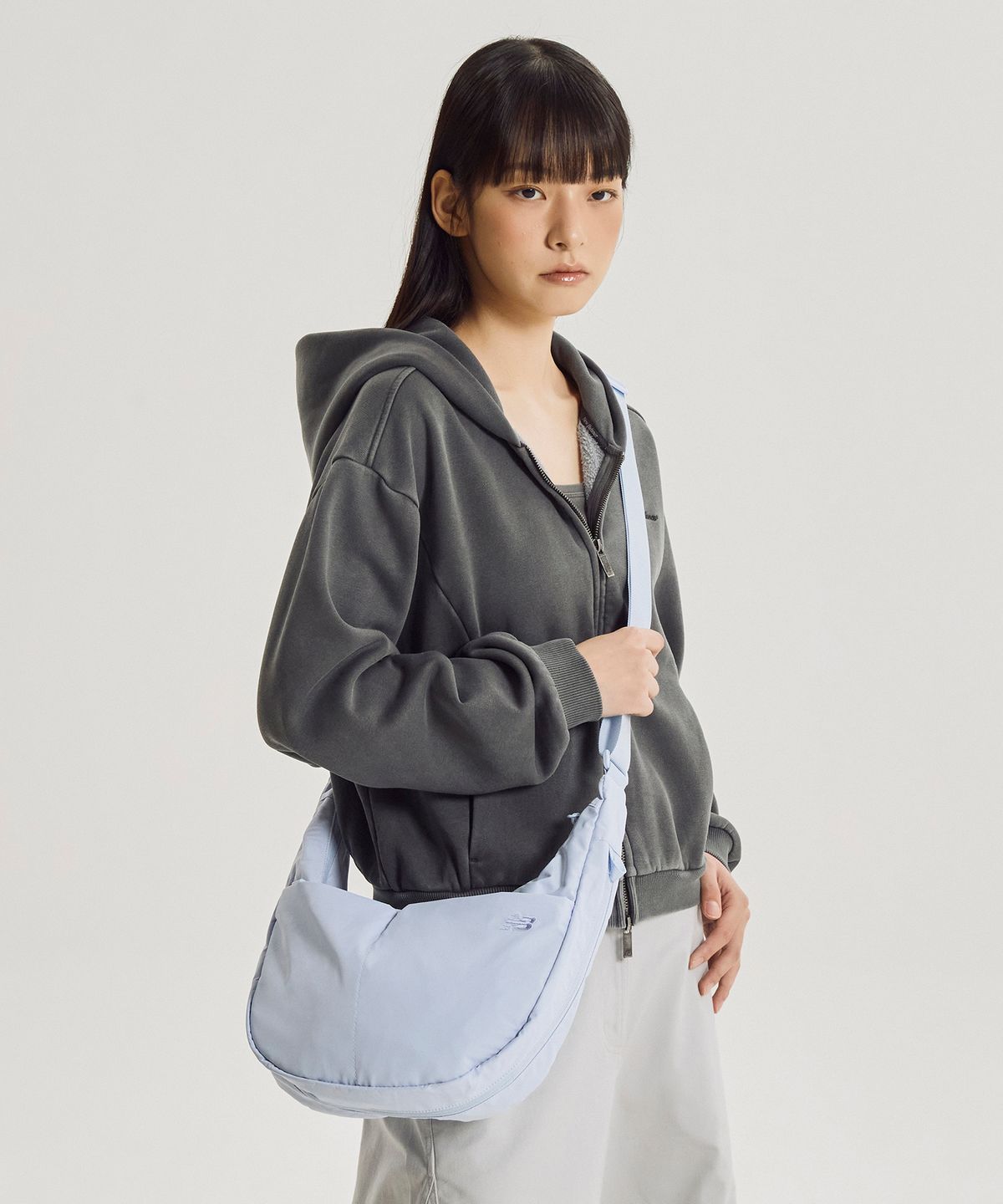 뉴발란스(NEW BALANCE) NBGCGF2203 / 우먼스 에센셜 호보크로스백 (L/BLUE)