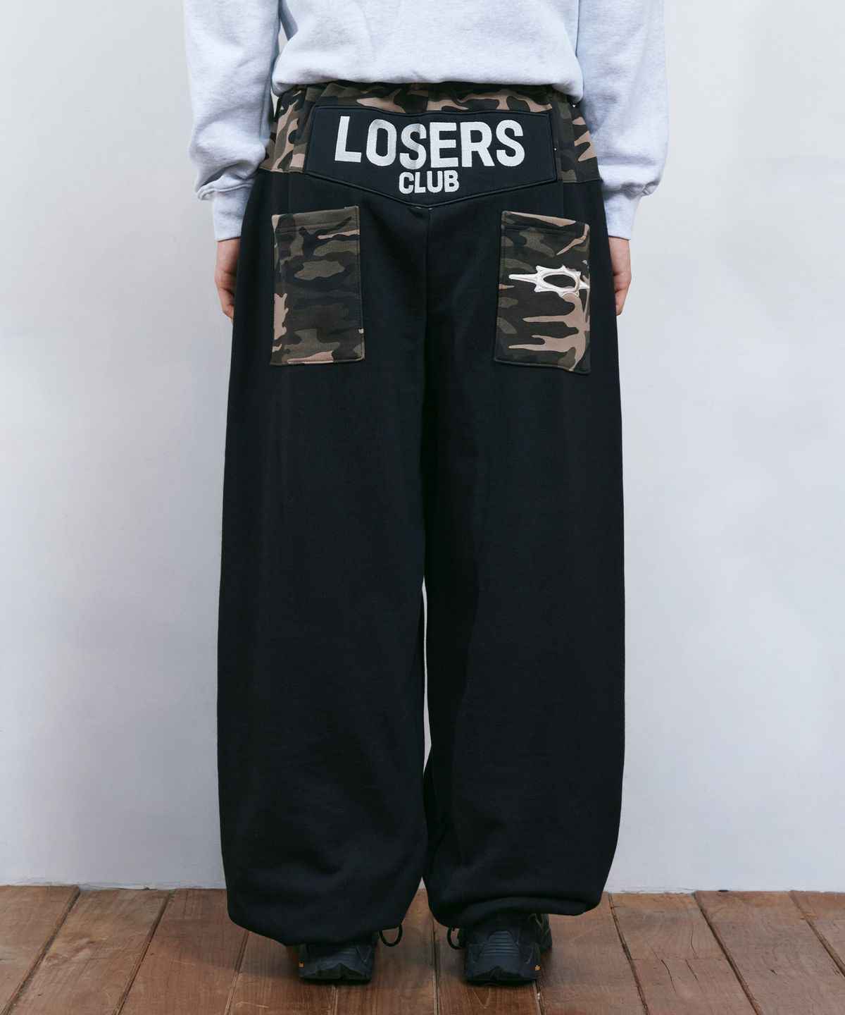 루저스클럽(LOSERS CLUB) 카모 믹스 엘씨 아플리케 와이드 스웻 팬츠 블랙
