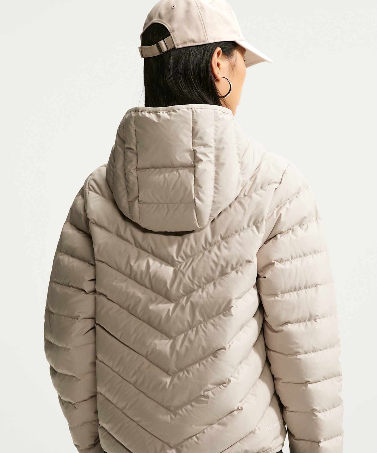 나이키(NIKE) 스포츠웨어 윈드푸퍼 써마 핏 후드 다운 재킷 W - 크림 II:세일 / IF5884-236