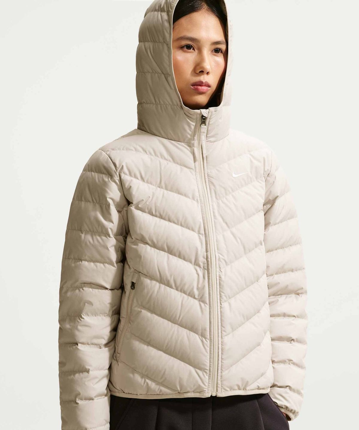 나이키(NIKE) 스포츠웨어 윈드푸퍼 써마 핏 후드 다운 재킷 W - 크림 II:세일 / IF5884-236