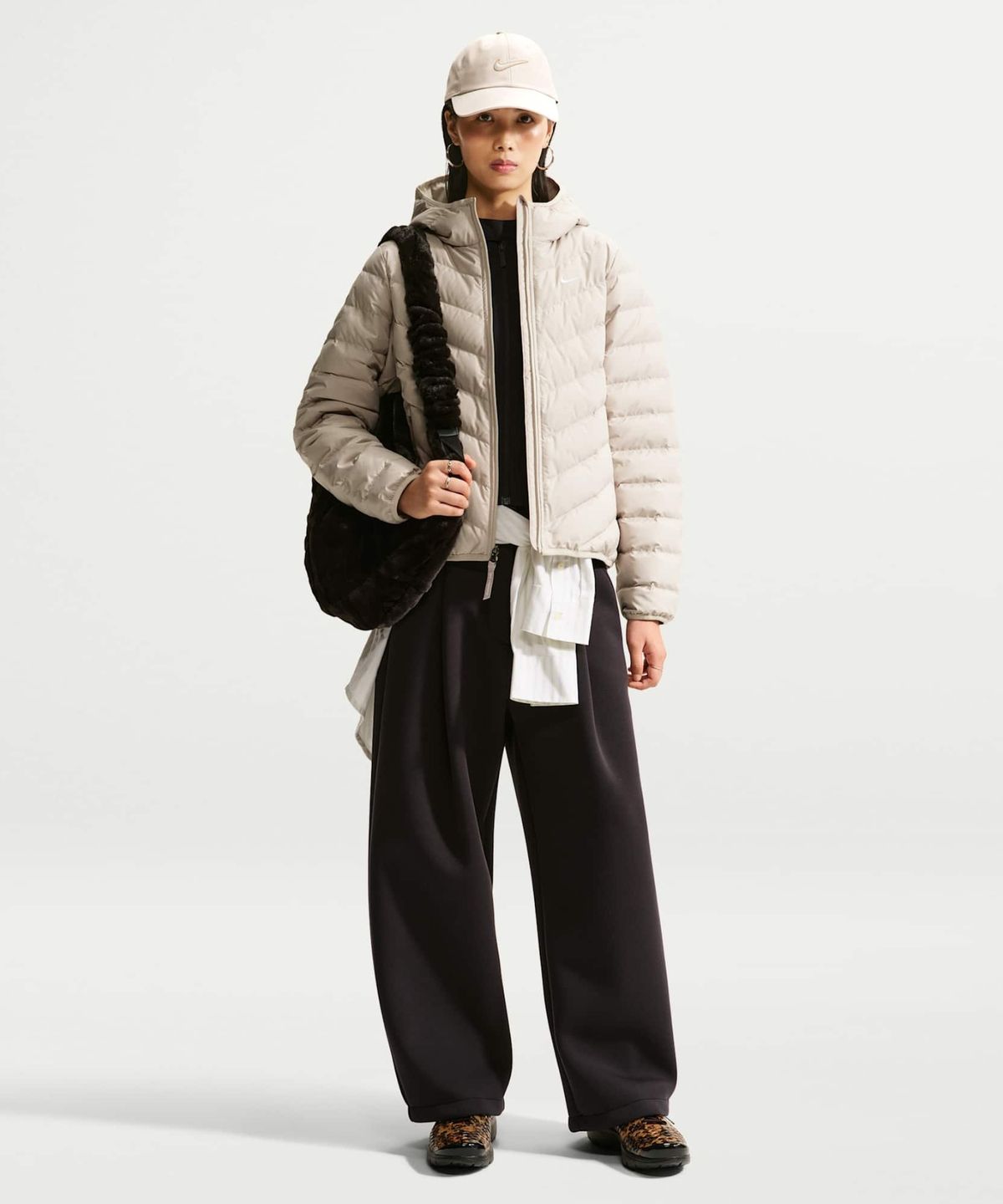나이키(NIKE) 스포츠웨어 윈드푸퍼 써마 핏 후드 다운 재킷 W - 크림 II:세일 / IF5884-236