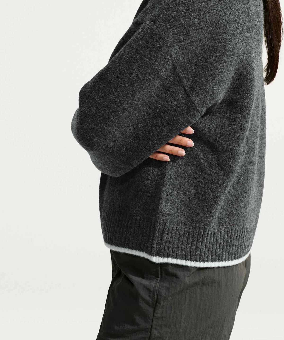 나이키(NIKE) 스포츠웨어 칠 니트 루즈 V넥 스웨터 W - 블랙 헤더:화이트 / IM5516-032