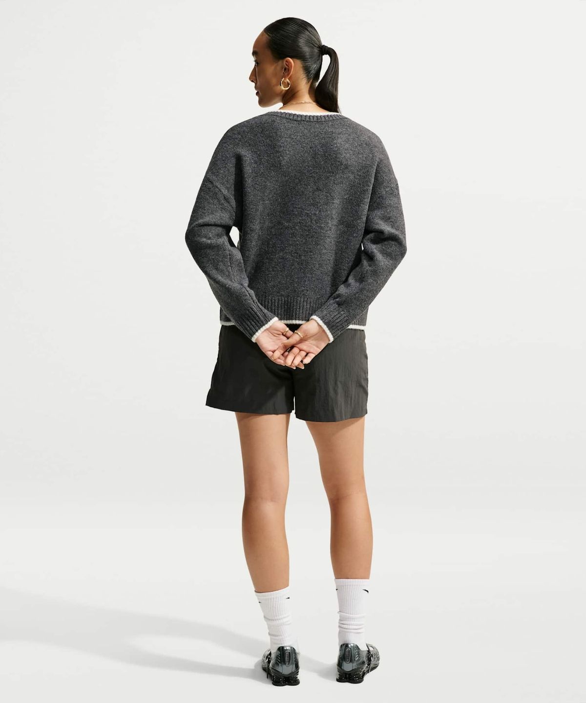 나이키(NIKE) 스포츠웨어 칠 니트 루즈 V넥 스웨터 W - 블랙 헤더:화이트 / IM5516-032