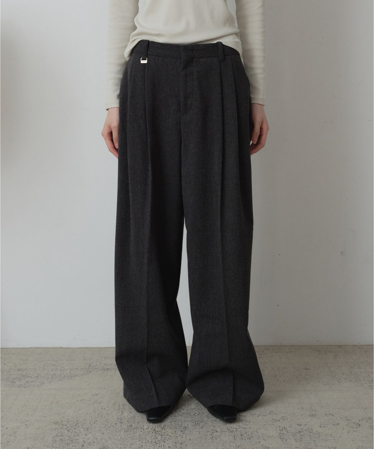 프롬웨얼(FROMWHERE) 클래식 울 와이드 슬랙스 Charcoal Grey