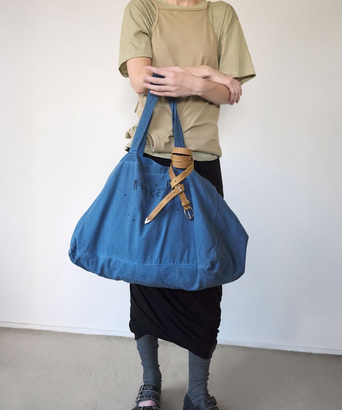 더블유케이엔디 프로젝트(WKND PROJECT) DIRTY WASHED SIGNATURE BAG (BLUE)
