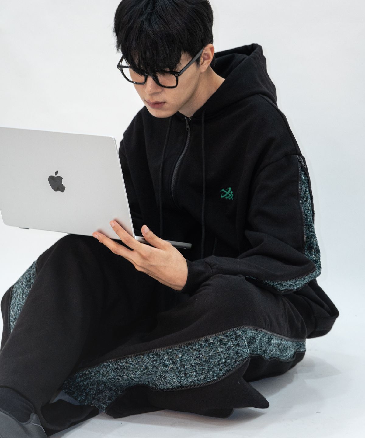 본프롬바이너리(BORNFROMBINARY) Hidden sleeve zip-up hoodie (Black)