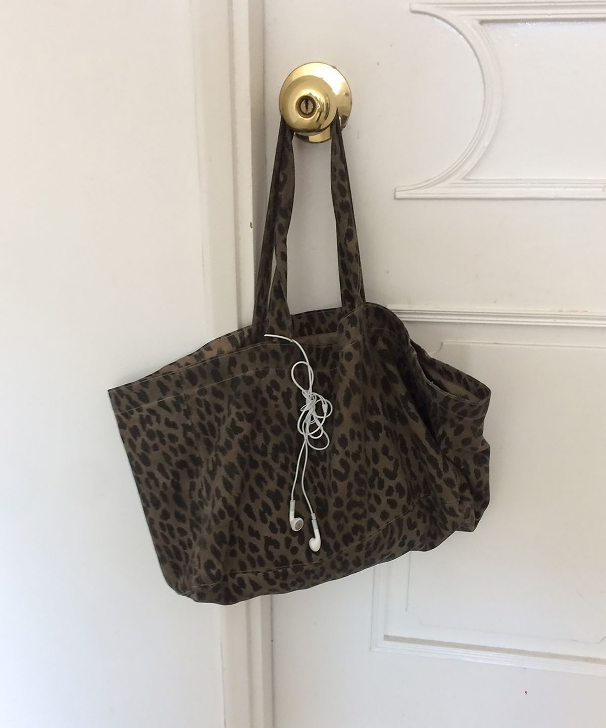 더블유케이엔디 프로젝트(WKND PROJECT) DIRTY WASHED SMALL BAG (LEOPARD REVERSIBLE)