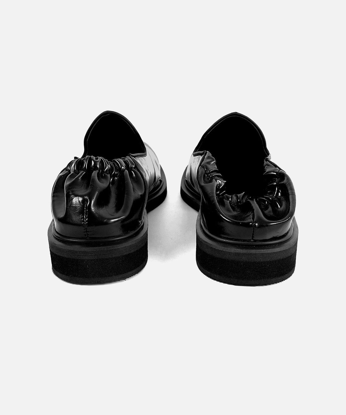 오키플레이스(OKEYPLACE) 에나멜 크랙 절개 바부슈 로퍼 (OKPL-40BL702)