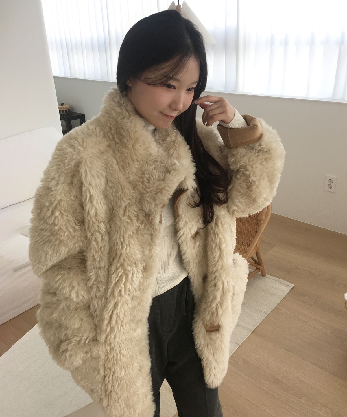커스텀어클락 우먼(COSTUMEOCLOCK WOMAN) 스웨이드 리버시블 하프 무스탕 자켓 베이지 COWJK003BEIGE