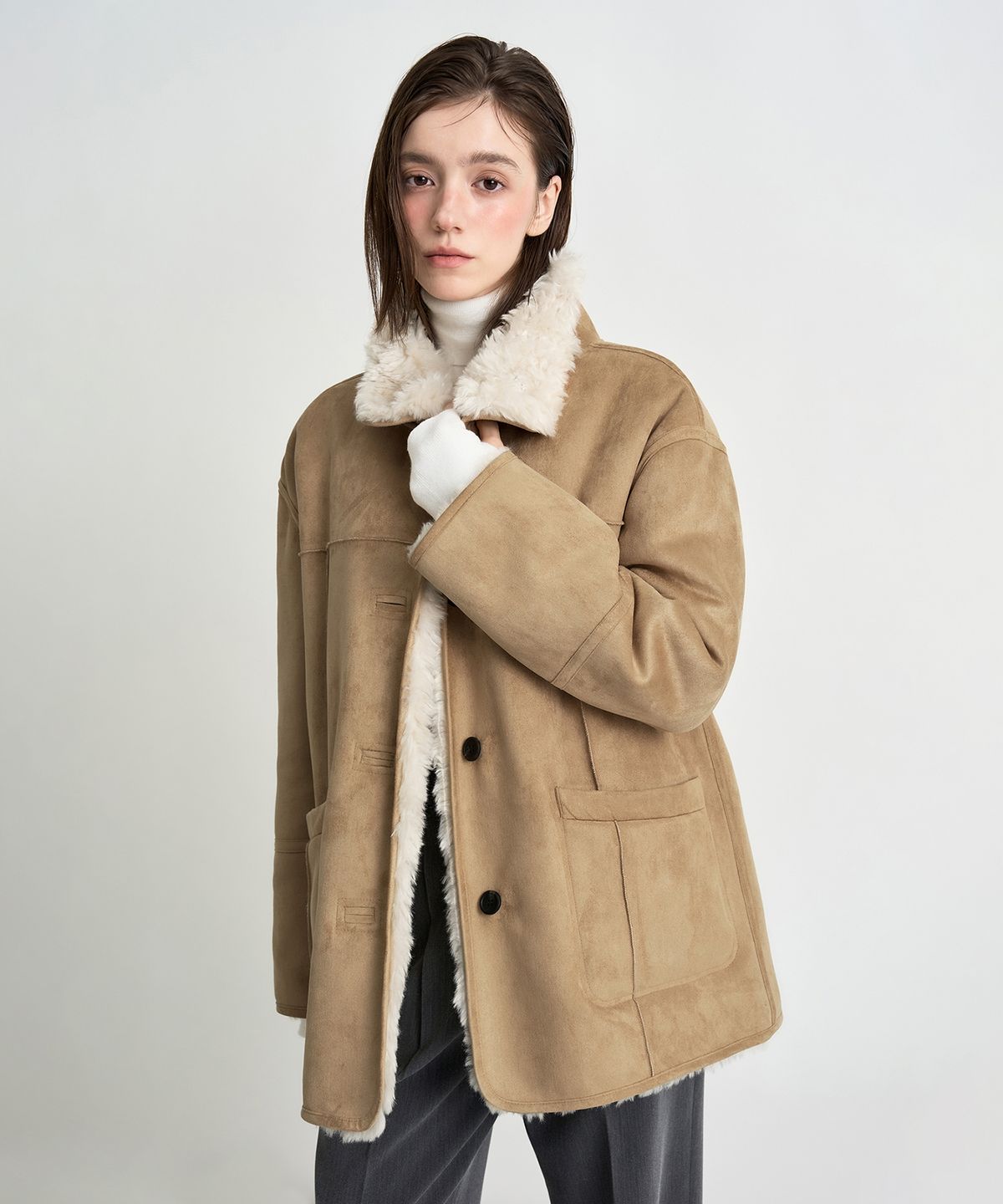 커스텀어클락 우먼(COSTUMEOCLOCK WOMAN) 스웨이드 리버시블 하프 무스탕 자켓 베이지 COWJK003BEIGE