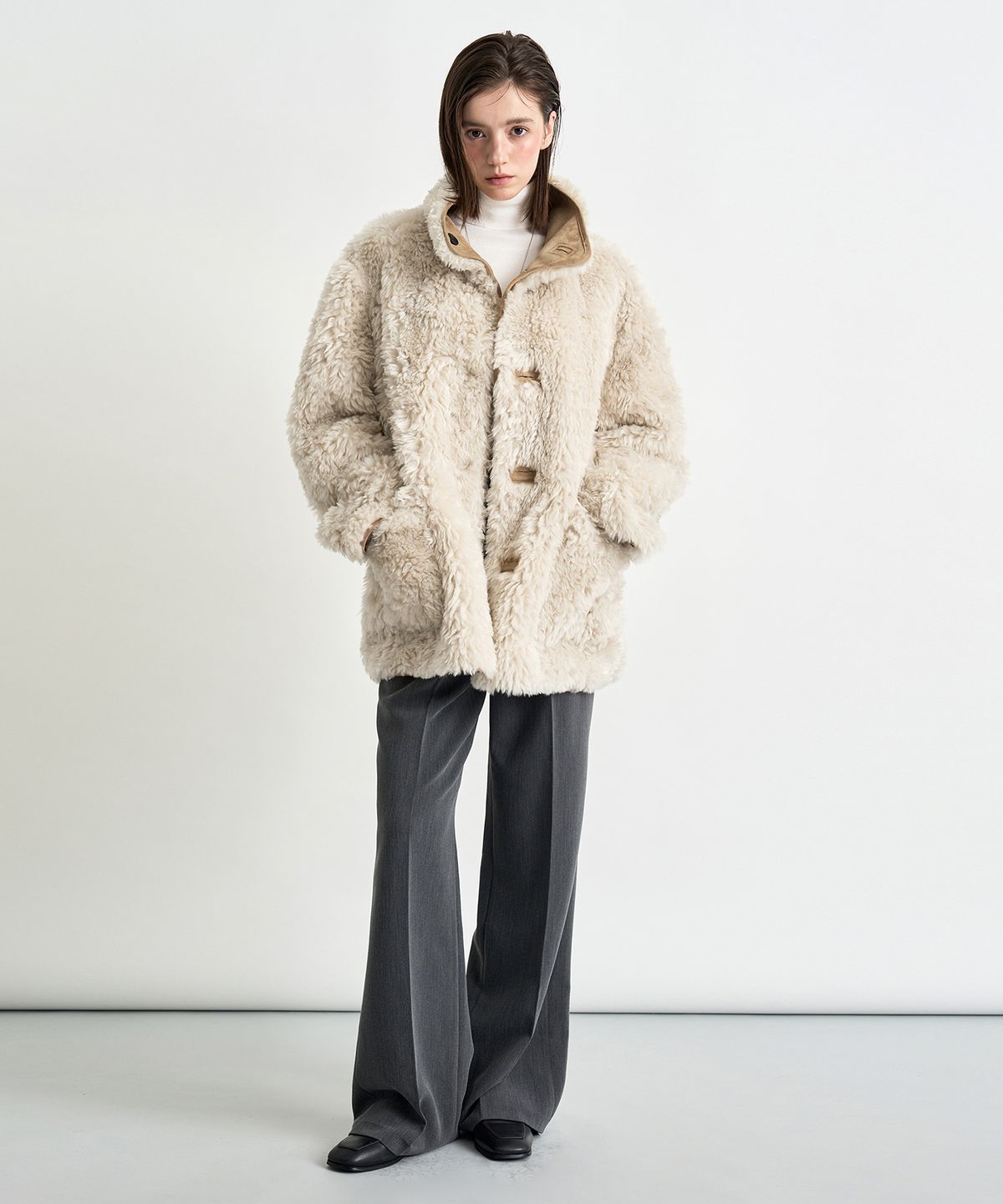 커스텀어클락 우먼(COSTUMEOCLOCK WOMAN) 스웨이드 리버시블 하프 무스탕 자켓 베이지 COWJK003BEIGE
