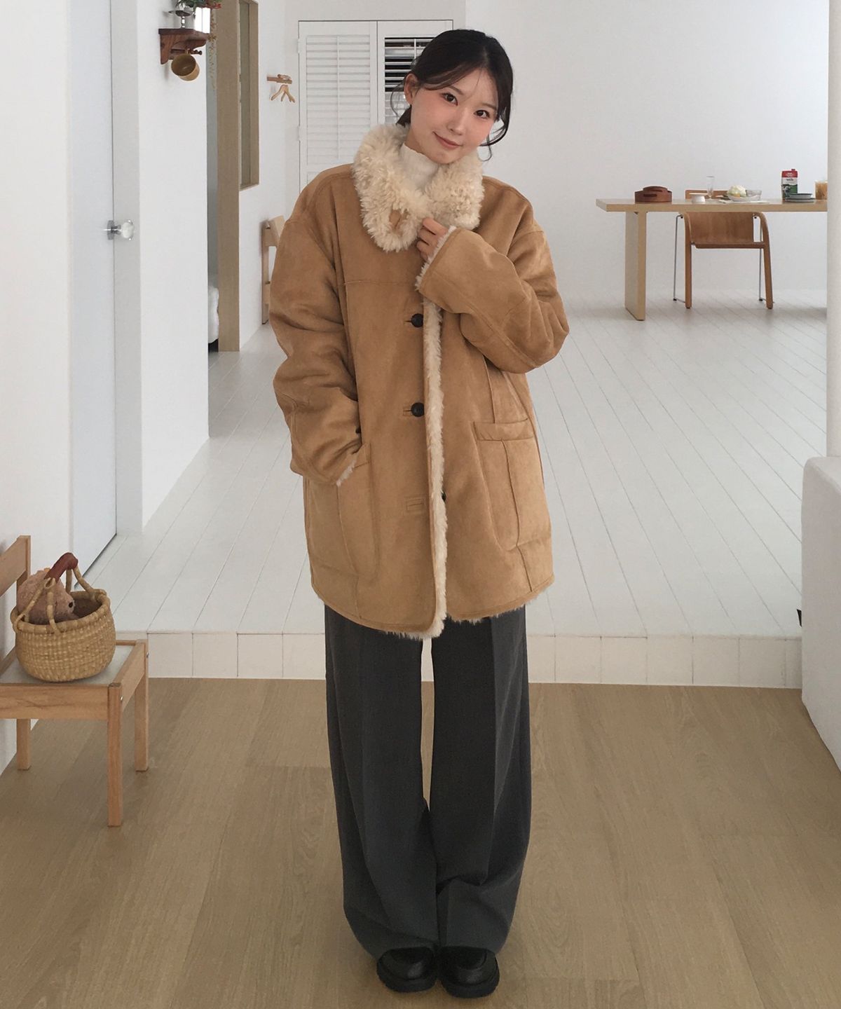커스텀어클락 우먼(COSTUMEOCLOCK WOMAN) 스웨이드 리버시블 하프 무스탕 자켓 베이지 COWJK003BEIGE