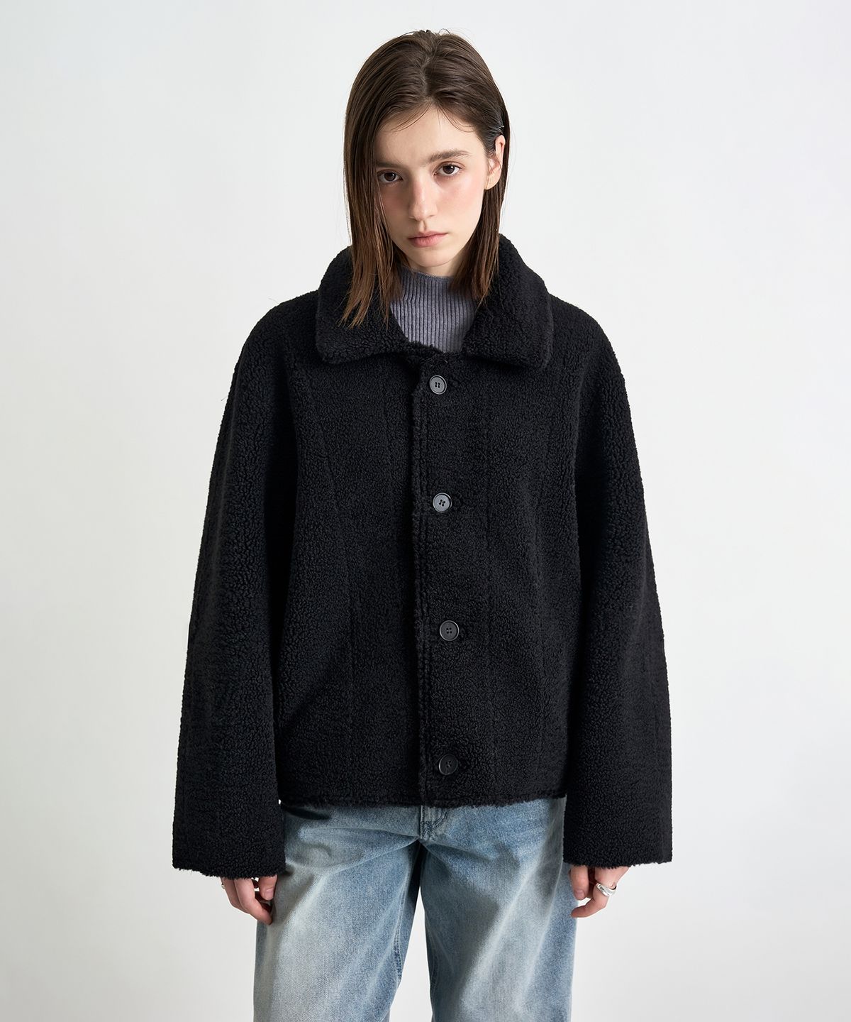 커스텀어클락 우먼(COSTUMEOCLOCK WOMAN) 스웨이드 리버시블 크롭 무스탕 자켓 블랙 COWJK002BLACK