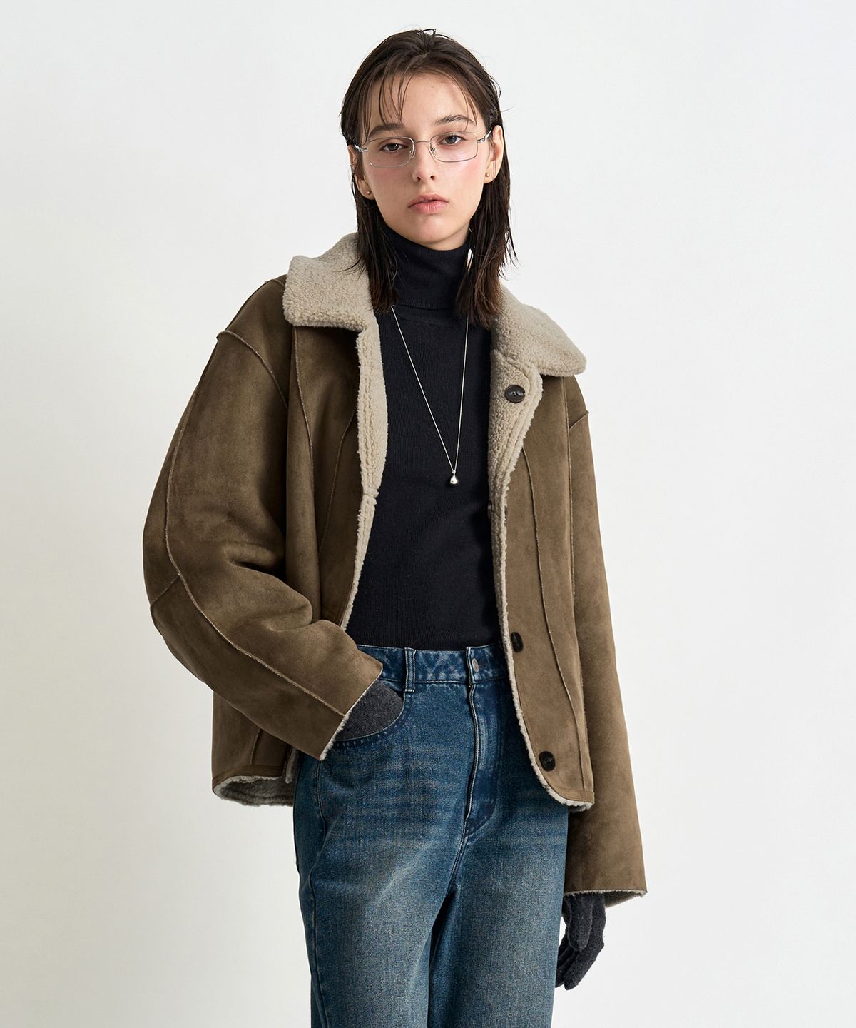 커스텀어클락 우먼(COSTUMEOCLOCK WOMAN) 스웨이드 리버시블 크롭 무스탕 자켓 카멜 COWJK002CAMEL
