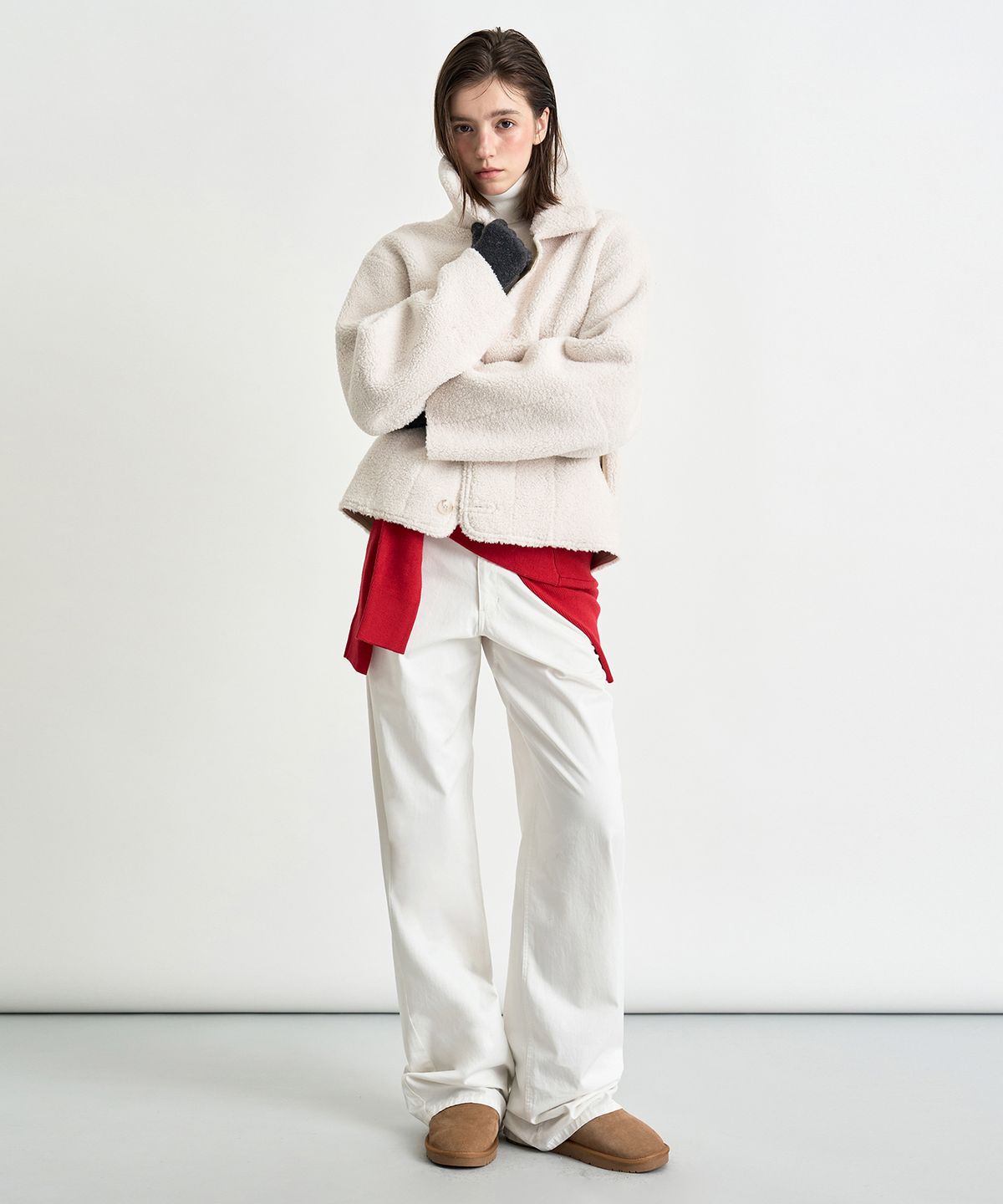 커스텀어클락 우먼(COSTUMEOCLOCK WOMAN) 스웨이드 리버시블 크롭 무스탕 자켓 라이트베이지 COWJK002LBEIGE