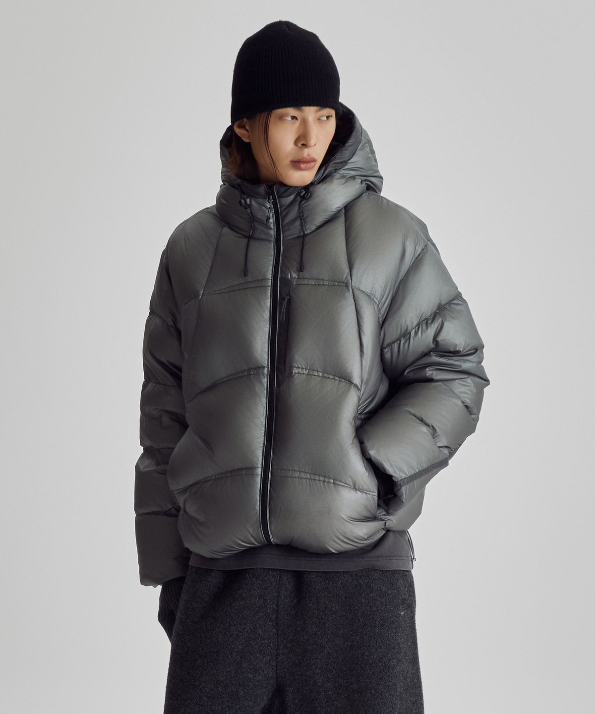 뉴발란스(NEW BALANCE) NBNPG41033 / UNI 플라잉77 슈퍼라이트 후드형 헤비 구스다운 (CHARCOAL)