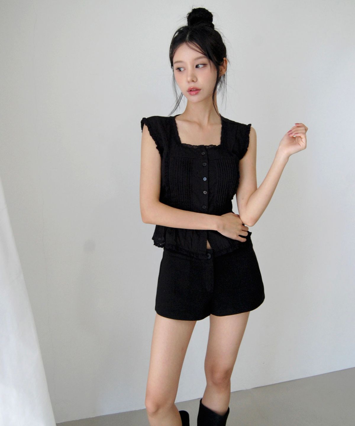 테테모치(TETEMOCHI) 프릴 레이어드 블라우스(BLACK)
