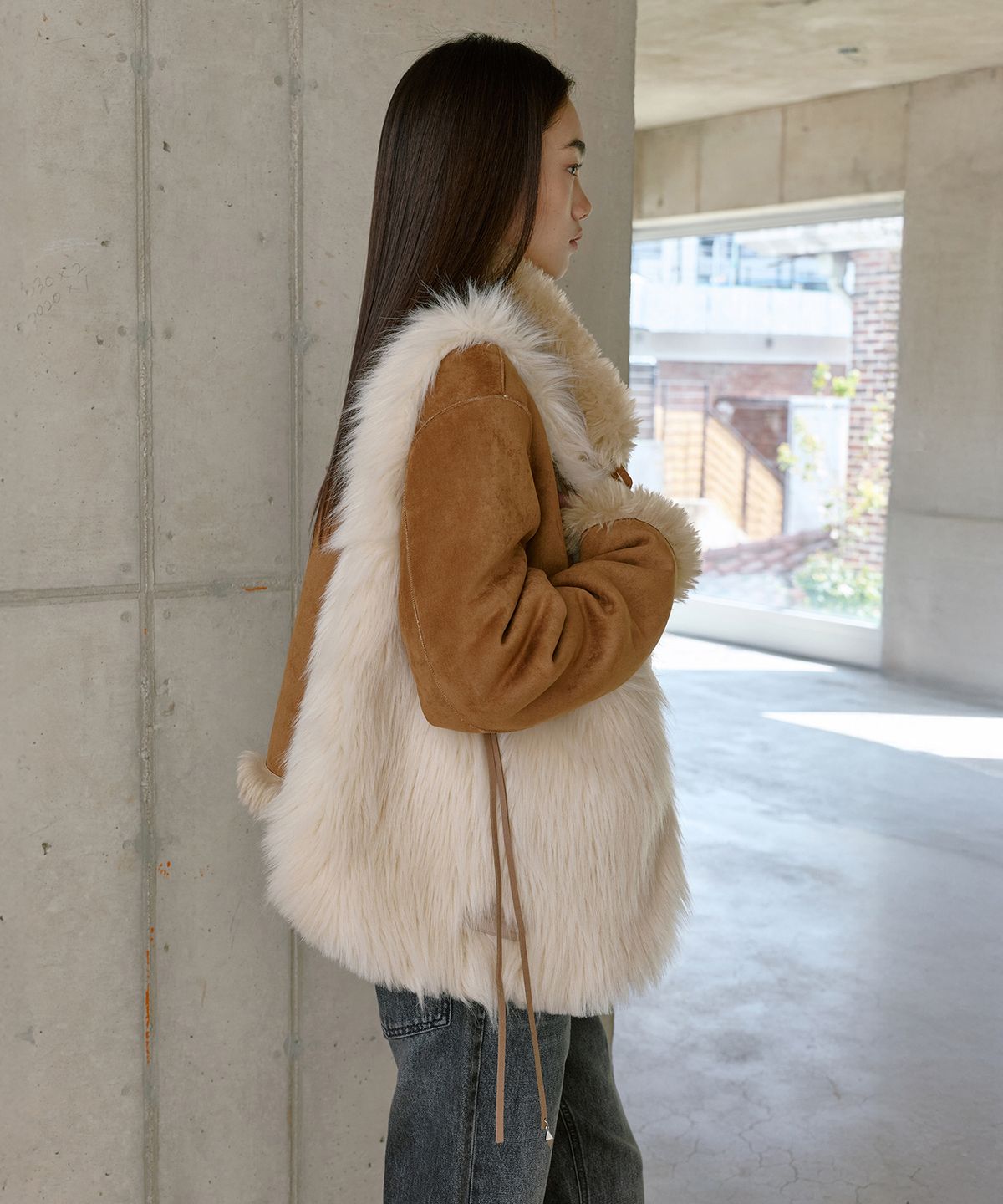 몽돌(MONGDOL) 헤어리 퍼 숄더백 아이보리 MDBG013IVORY