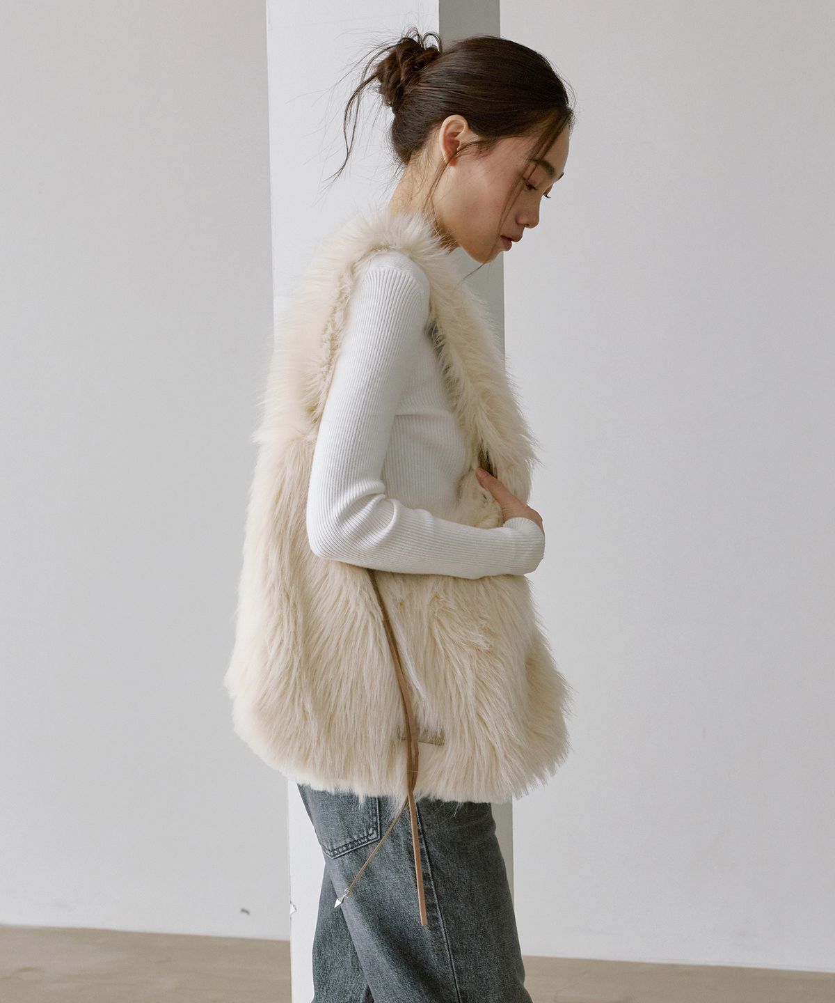 몽돌(MONGDOL) 헤어리 퍼 숄더백 아이보리 MDBG013IVORY