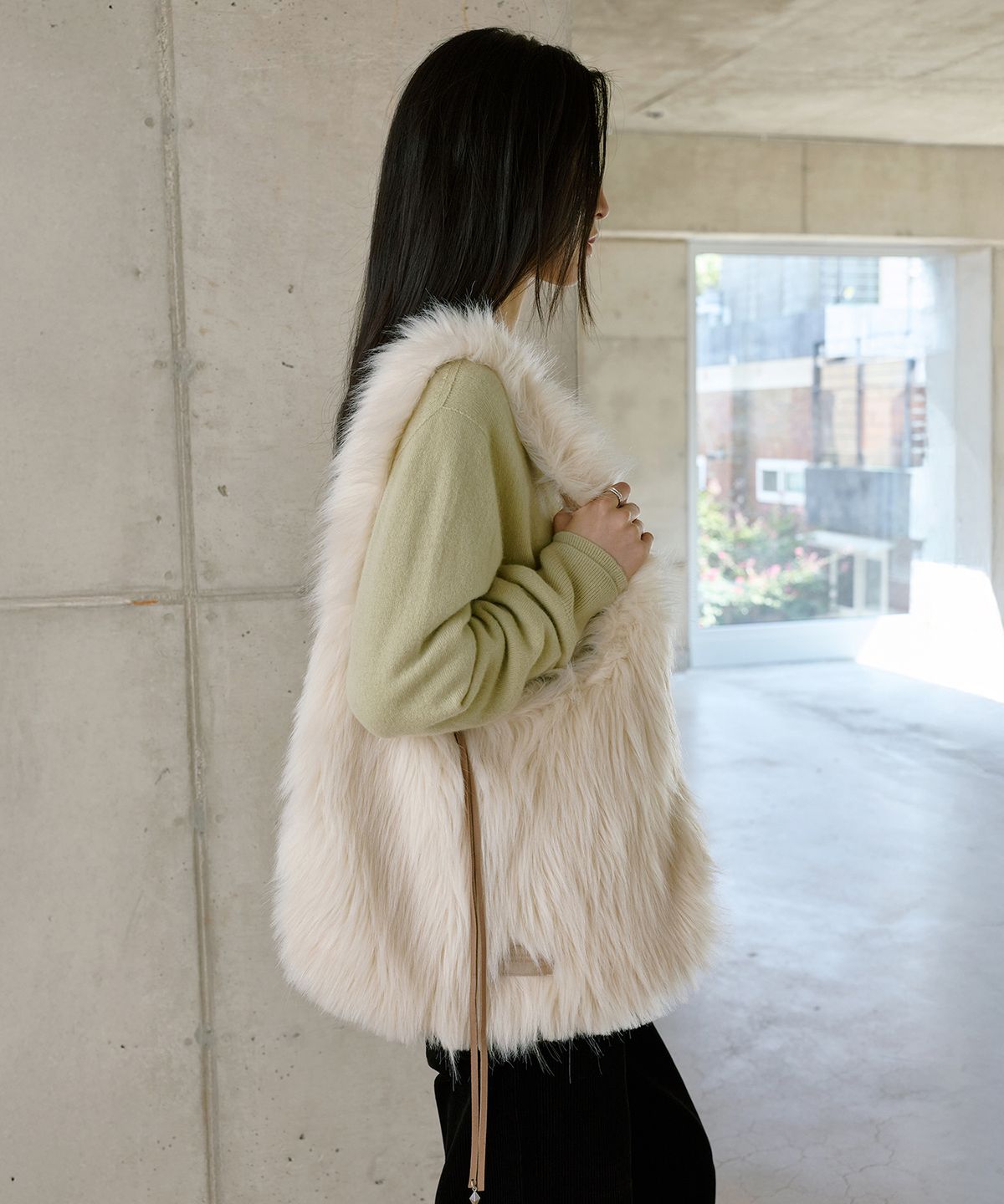 몽돌(MONGDOL) 헤어리 퍼 숄더백 아이보리 MDBG013IVORY