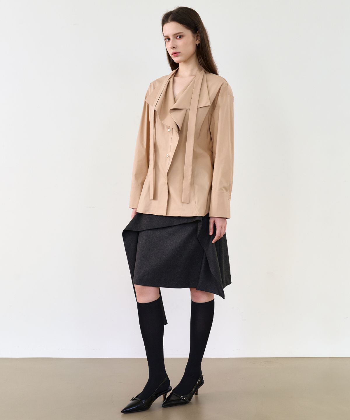 르이엘(LE YIEL) Ruffle Collar Shirt Blouse_Beige 러플 카라 셔츠 블라우스_베이지
