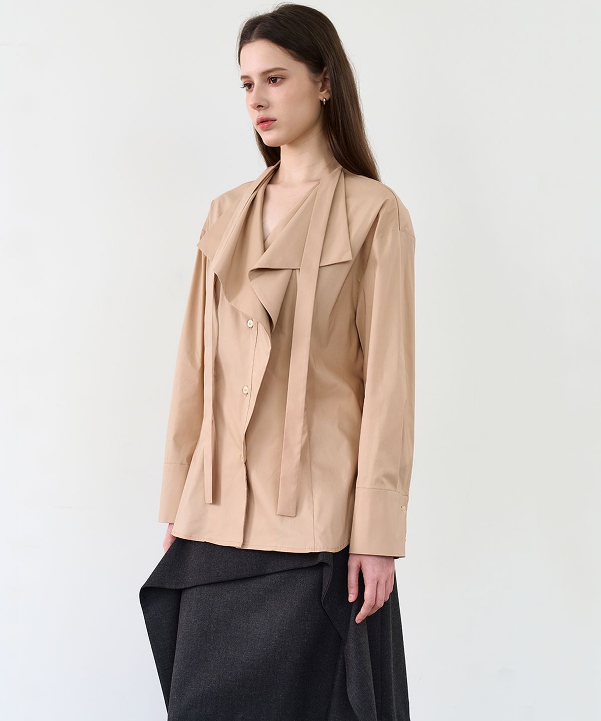 르이엘(LE YIEL) Ruffle Collar Shirt Blouse_Beige 러플 카라 셔츠 블라우스_베이지