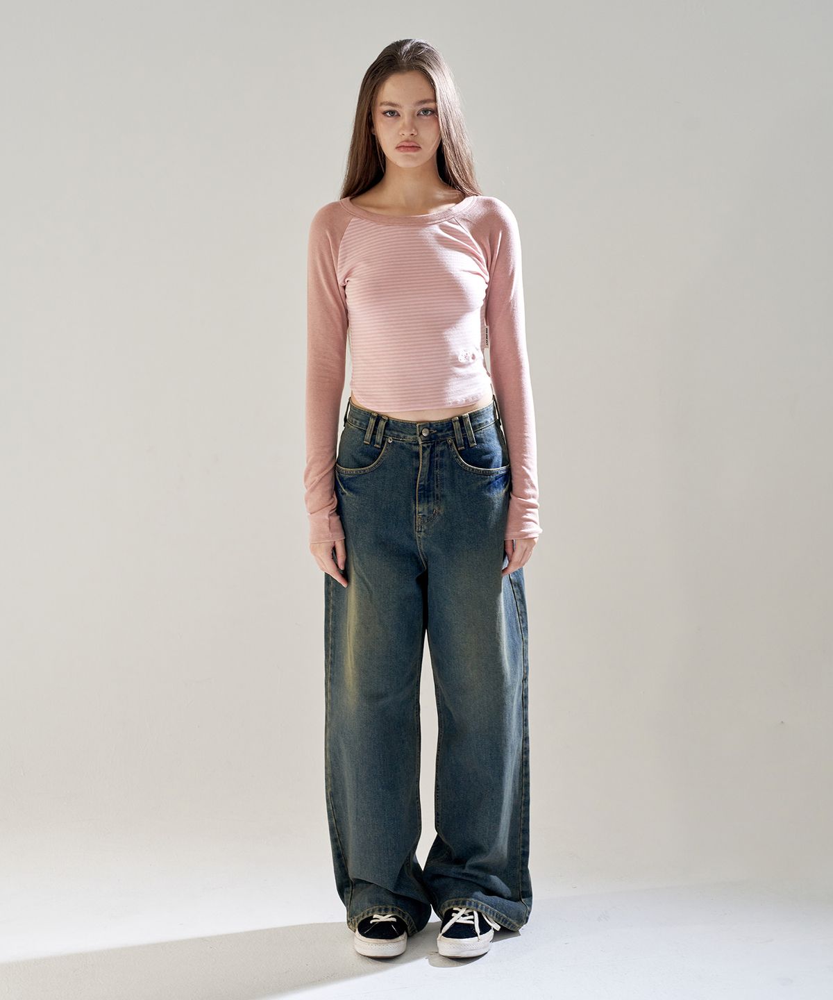 오드원아웃(ODDONEOUT) TINT WASH STONE LOGO LOOSE JEANS D.BLUE