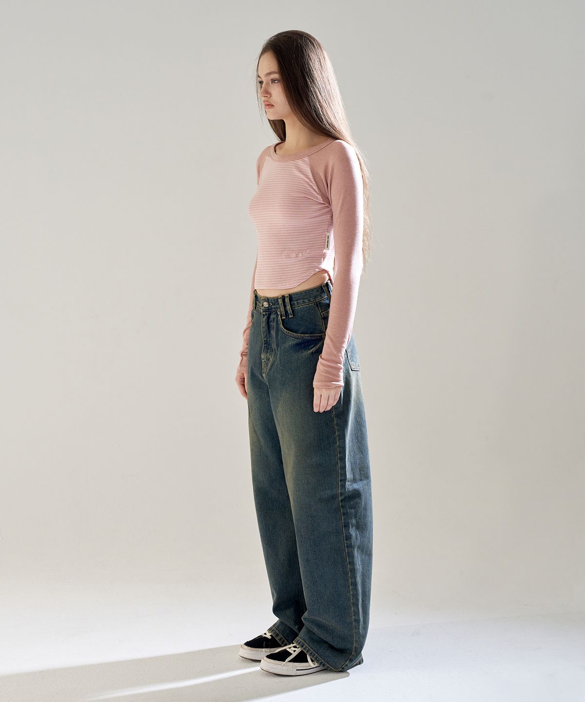 오드원아웃(ODDONEOUT) TINT WASH STONE LOGO LOOSE JEANS D.BLUE
