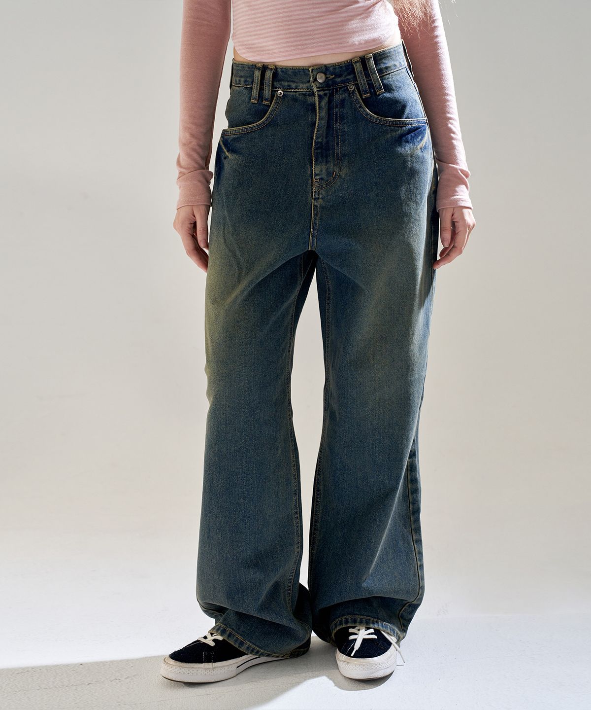 오드원아웃(ODDONEOUT) TINT WASH STONE LOGO LOOSE JEANS D.BLUE