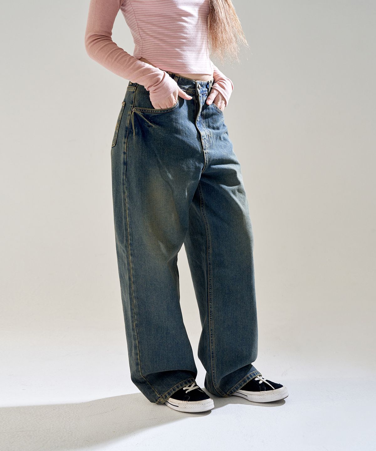 오드원아웃(ODDONEOUT) TINT WASH STONE LOGO LOOSE JEANS D.BLUE