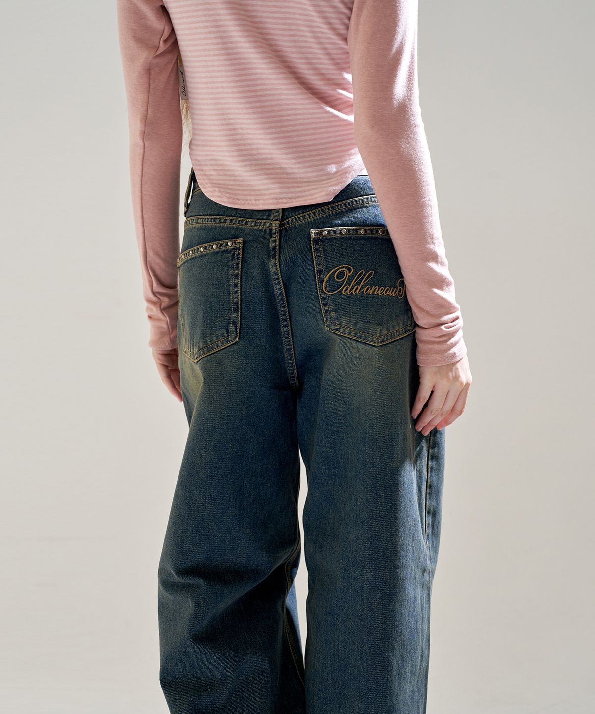 오드원아웃(ODDONEOUT) TINT WASH STONE LOGO LOOSE JEANS D.BLUE