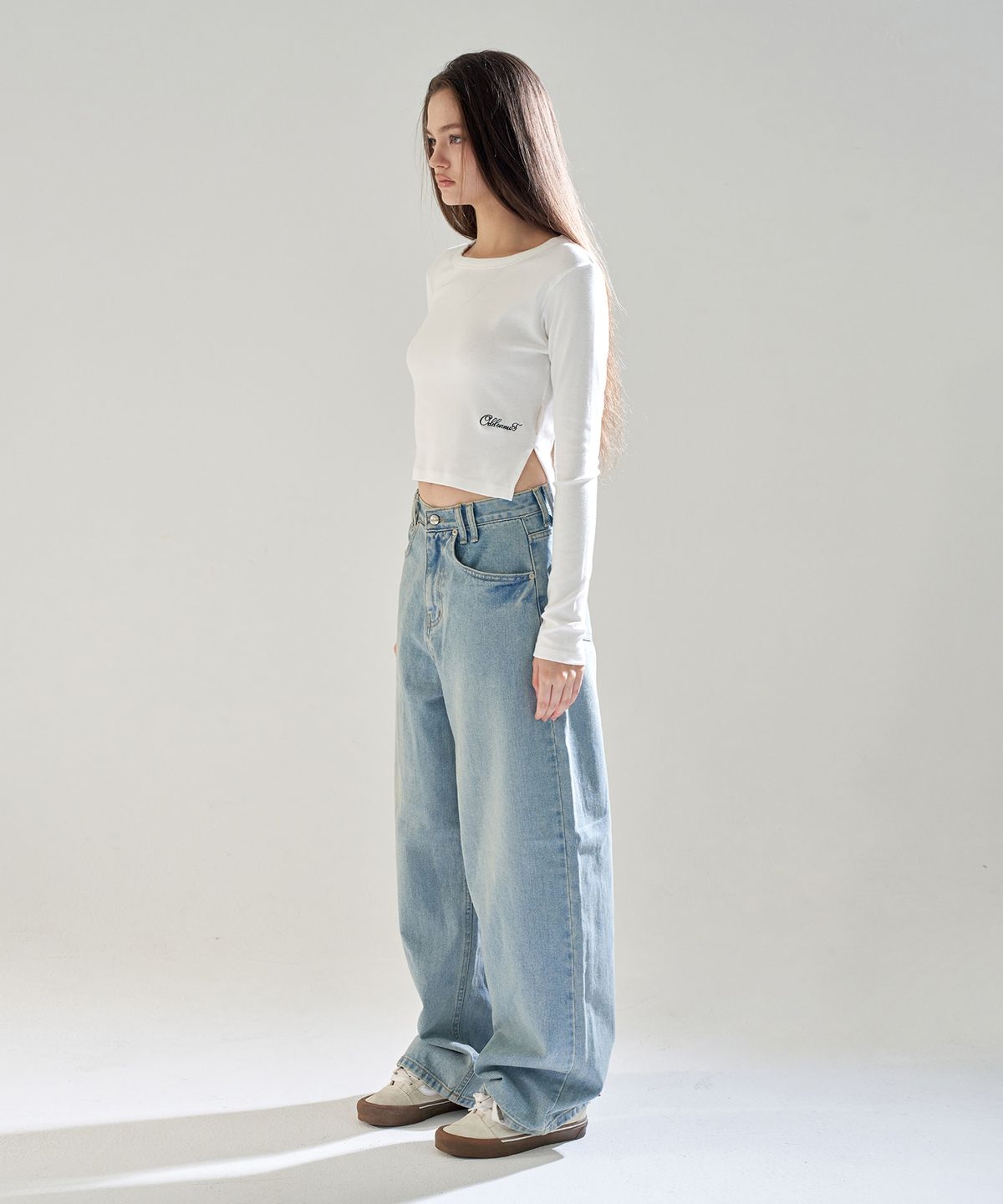 오드원아웃(ODDONEOUT) TINT WASH STONE LOGO LOOSE JEANS L.BLUE