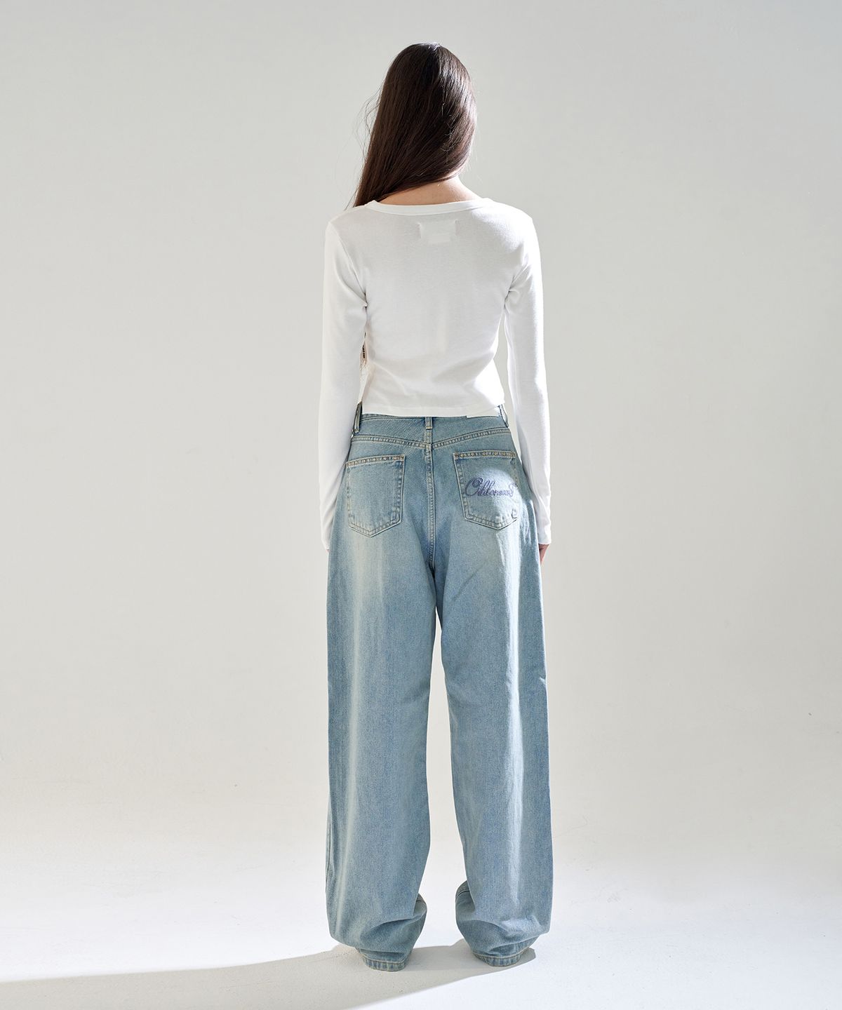 오드원아웃(ODDONEOUT) TINT WASH STONE LOGO LOOSE JEANS L.BLUE