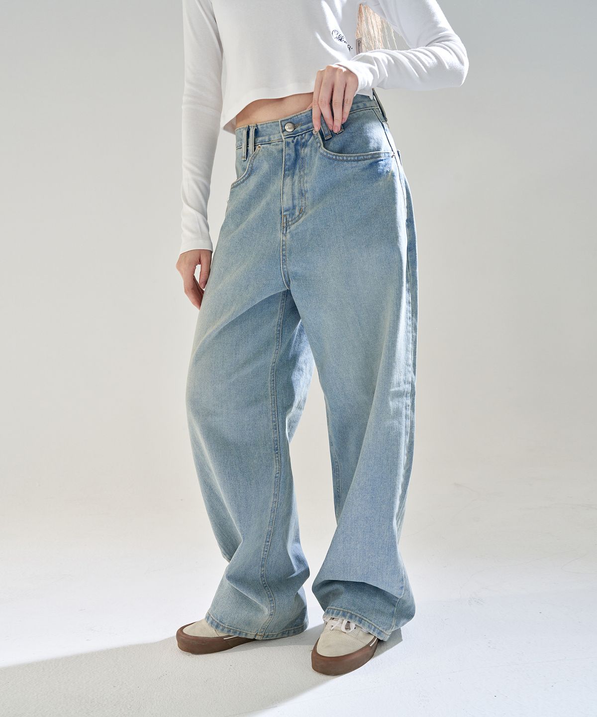 오드원아웃(ODDONEOUT) TINT WASH STONE LOGO LOOSE JEANS L.BLUE