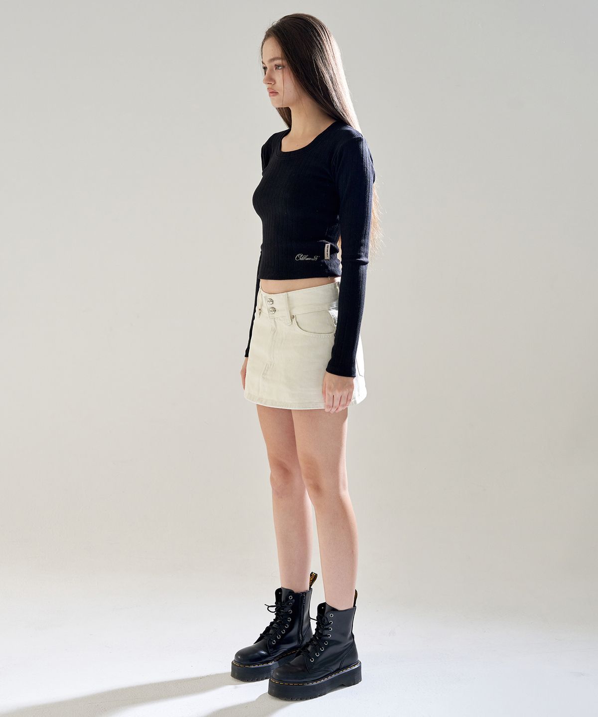 오드원아웃(ODDONEOUT) CATION DENIM STONE LOGO BELT SKIRT PANTS IVORY