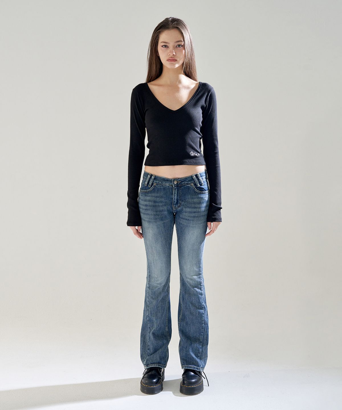 오드원아웃(ODDONEOUT) X-RAY SLUB STONE LOGO LOW-RISE BOOTCUT JEANS D.BLUE