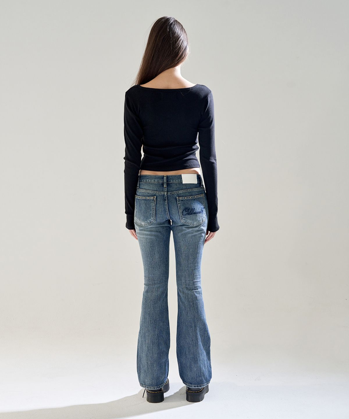 오드원아웃(ODDONEOUT) X-RAY SLUB STONE LOGO LOW-RISE BOOTCUT JEANS D.BLUE