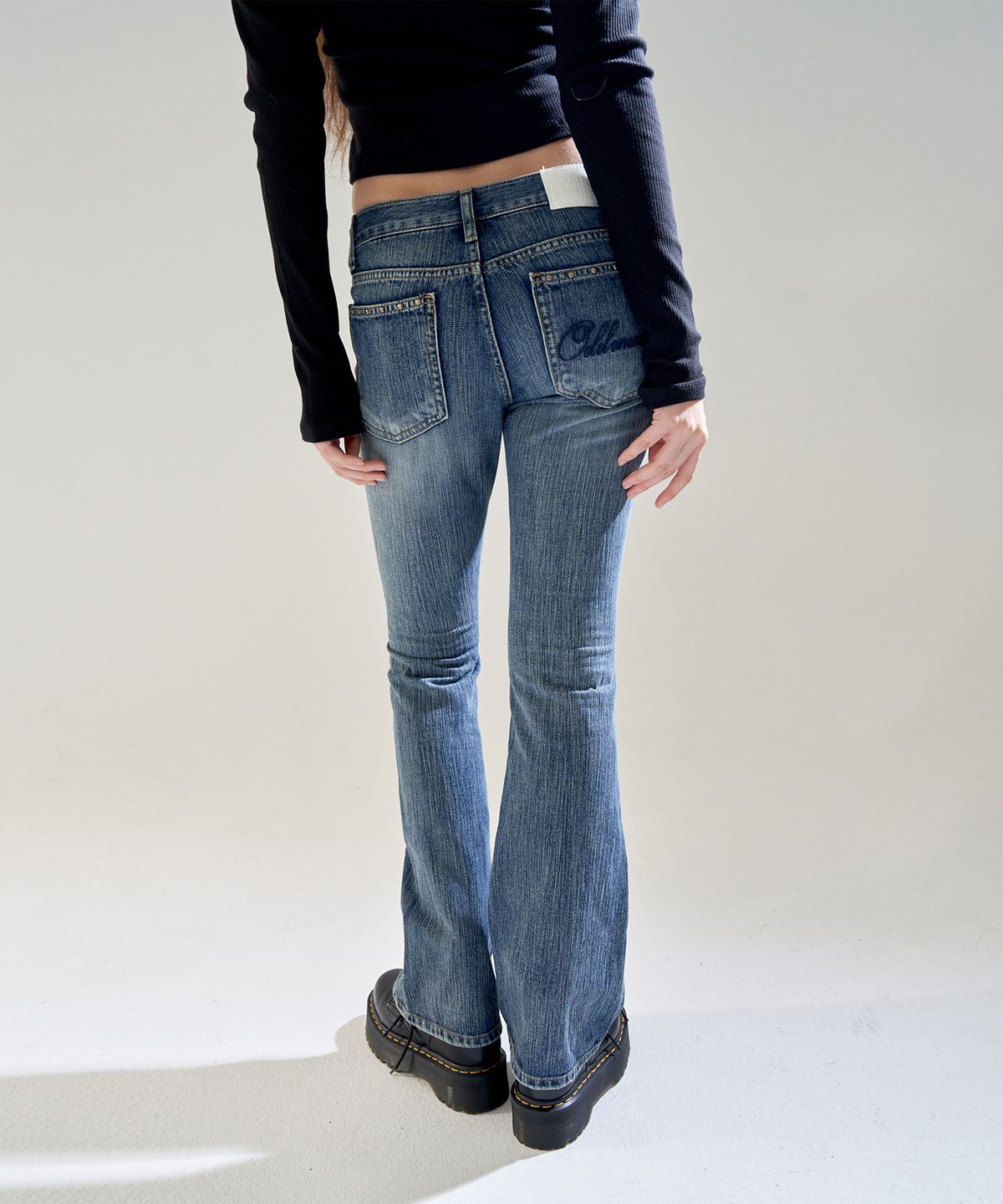 오드원아웃(ODDONEOUT) X-RAY SLUB STONE LOGO LOW-RISE BOOTCUT JEANS D.BLUE