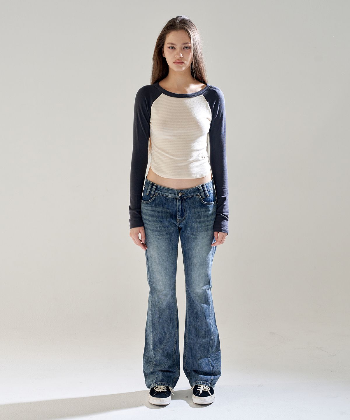 오드원아웃(ODDONEOUT) X-RAY SLUB STONE LOGO LOW-RISE BOOTCUT JEANS D.BLUE