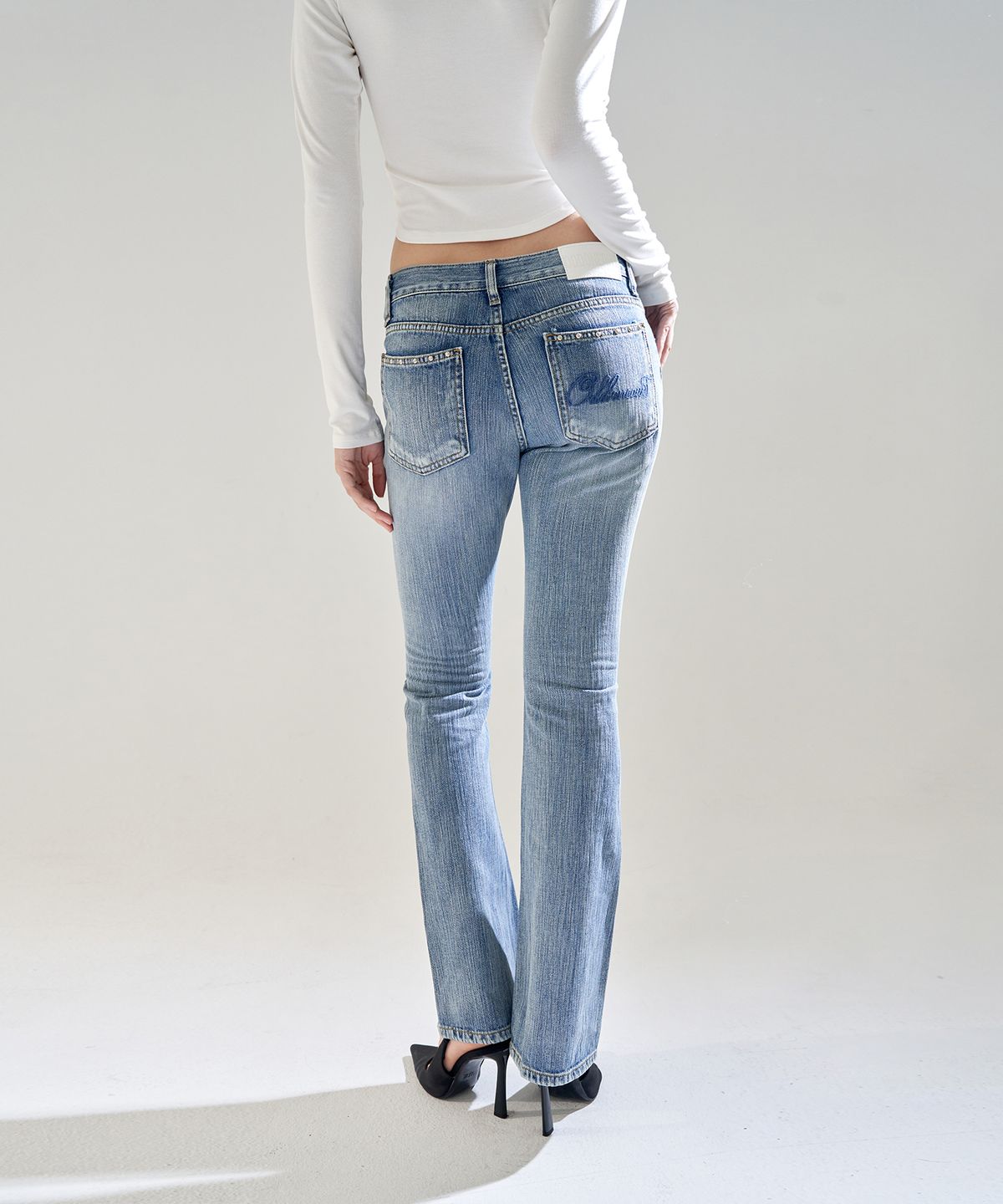 오드원아웃(ODDONEOUT) X-RAY SLUB STONE LOGO LOW-RISE BOOTCUT JEANS BLUE