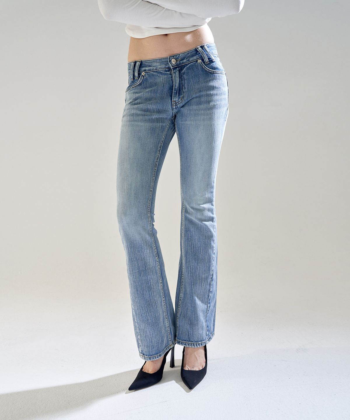 오드원아웃(ODDONEOUT) X-RAY SLUB STONE LOGO LOW-RISE BOOTCUT JEANS BLUE