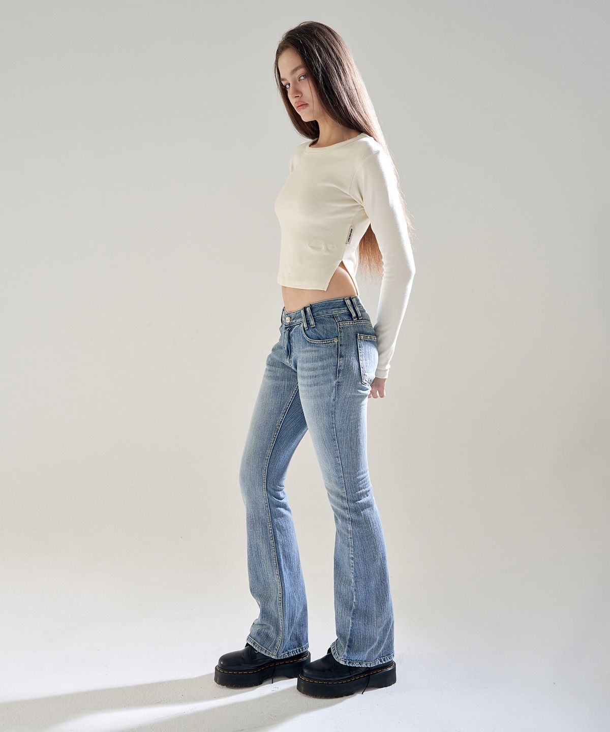 오드원아웃(ODDONEOUT) X-RAY SLUB STONE LOGO LOW-RISE BOOTCUT JEANS BLUE