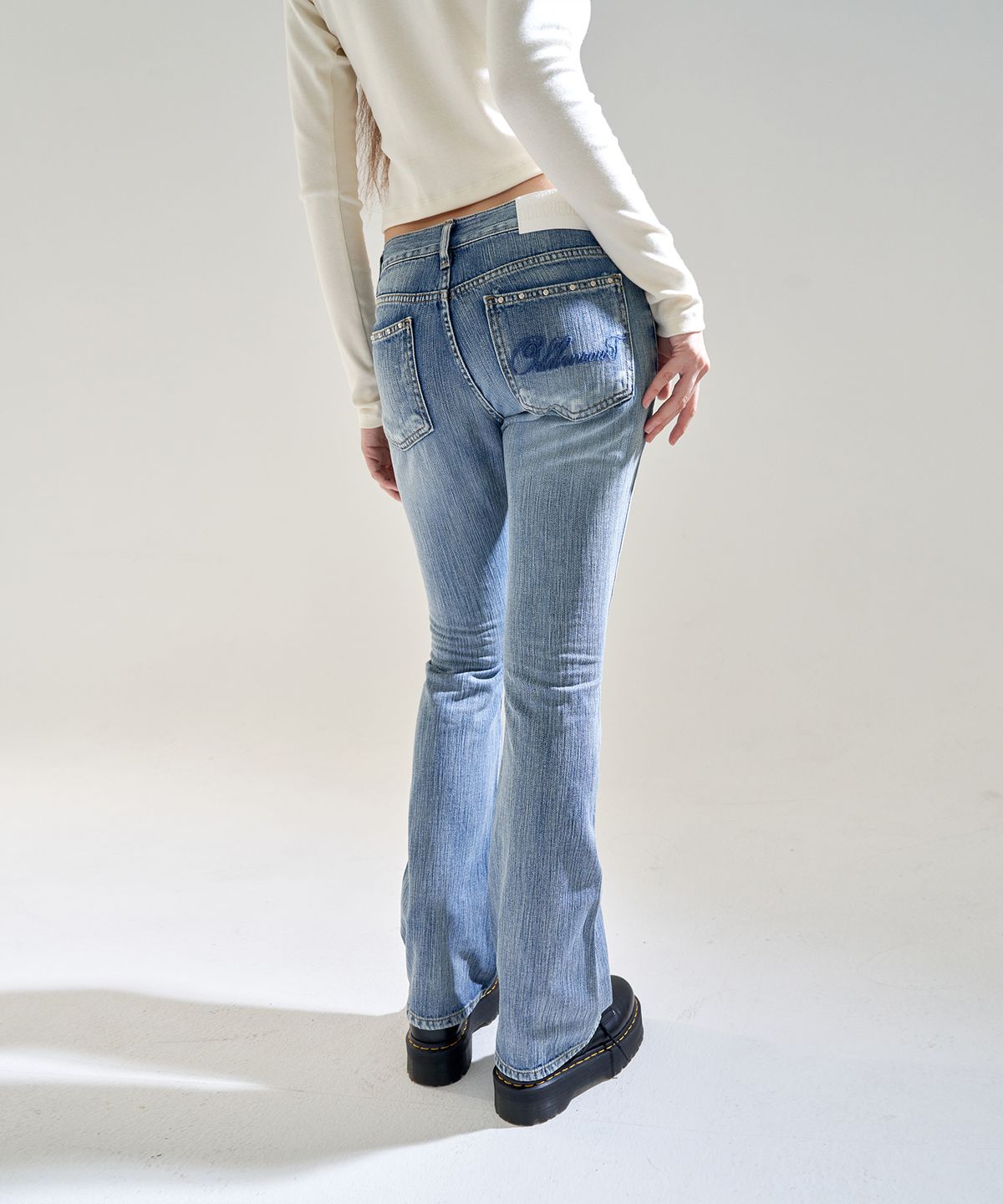 오드원아웃(ODDONEOUT) X-RAY SLUB STONE LOGO LOW-RISE BOOTCUT JEANS BLUE
