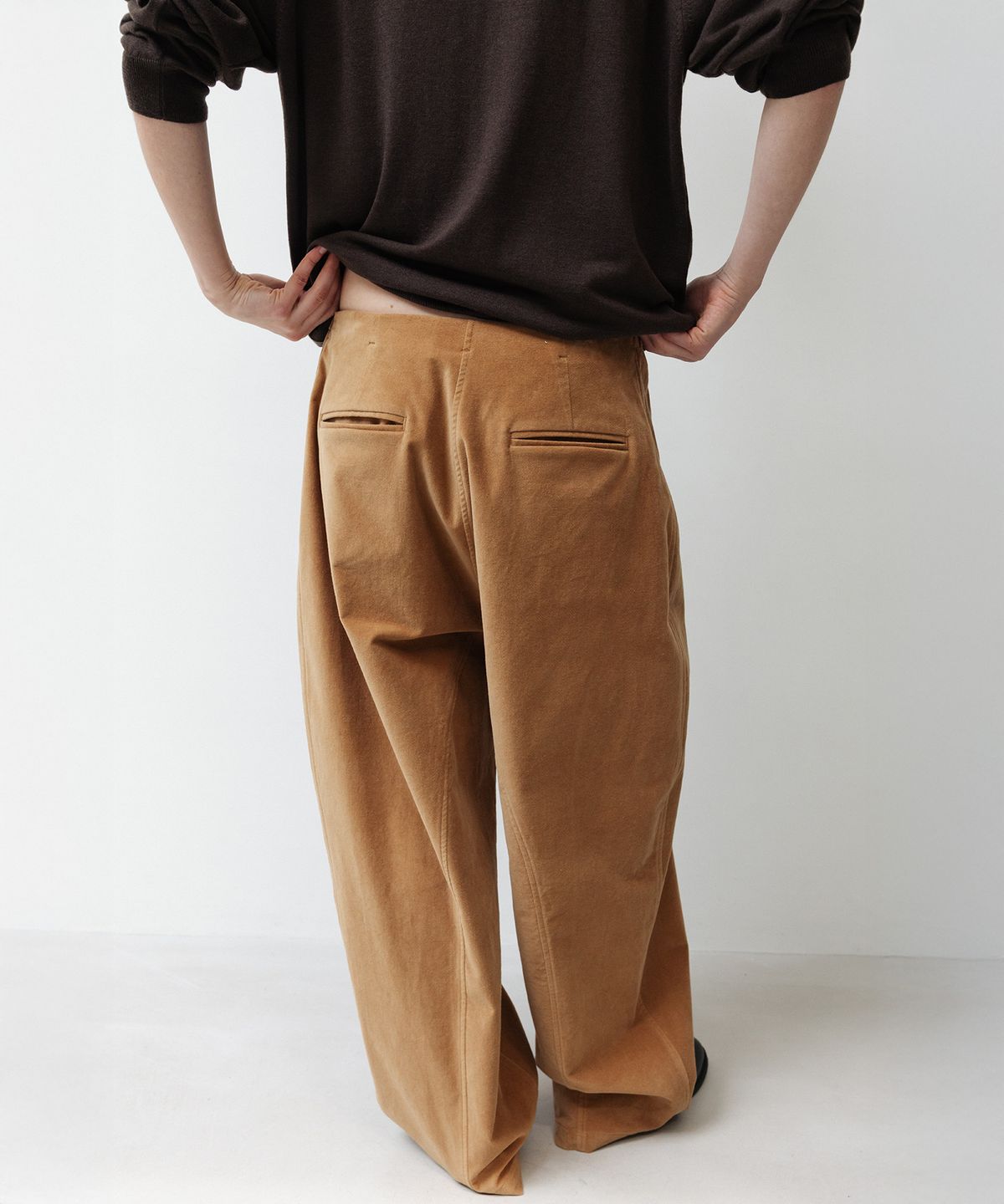 오브헤덴(OPHEDEN) Velvet Corduroy Round Pants (camel)